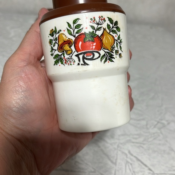 Mushroom salt and pepper 70s shakers plastic by sterilite some signs of wear - Picture 7 of 12